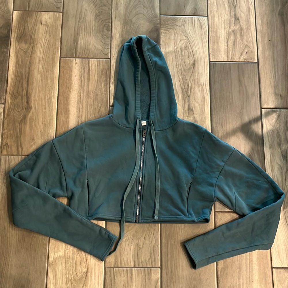 Alo Yoga crop sweatshirt, size small.